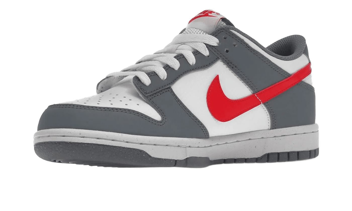 Dunk Low Next Nature Smoke Grey Light Crimson – limitierter Sneaker bei Shade Studios