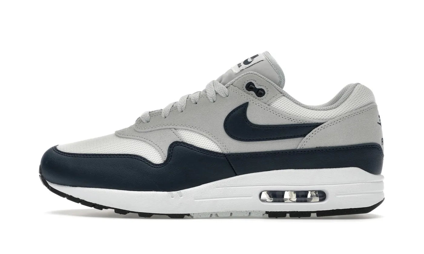 Nike Air Max 1 Essential Summit White Armory Navy – limitierter Sneaker bei Shade Studios
