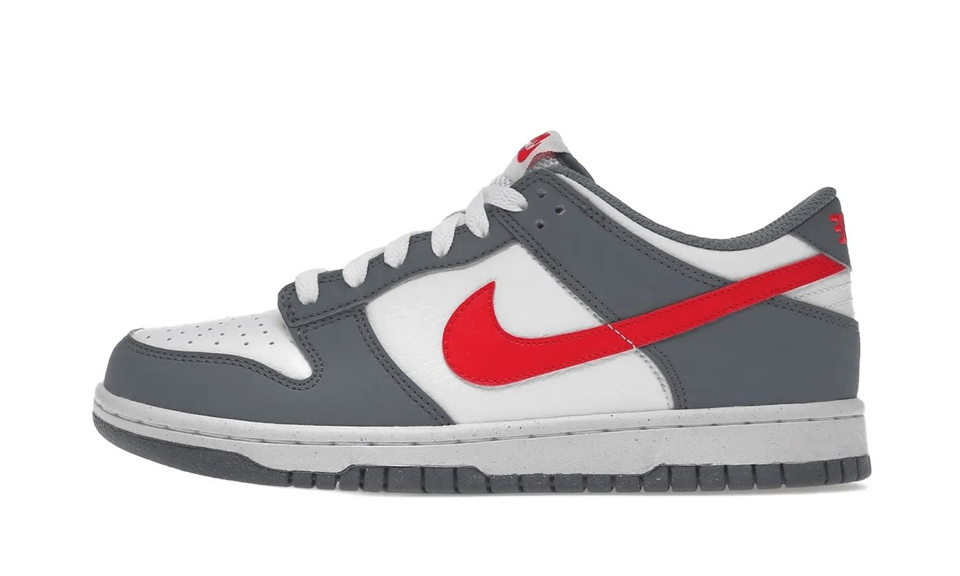 Dunk Low Next Nature Smoke Grey Light Crimson – limitierter Sneaker bei Shade Studios