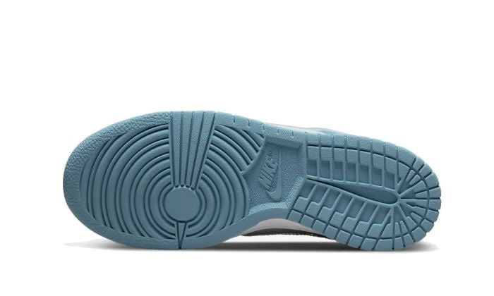 Nike Dunk Low Clear Swoosh – limitierter Sneaker bei Shade Studios